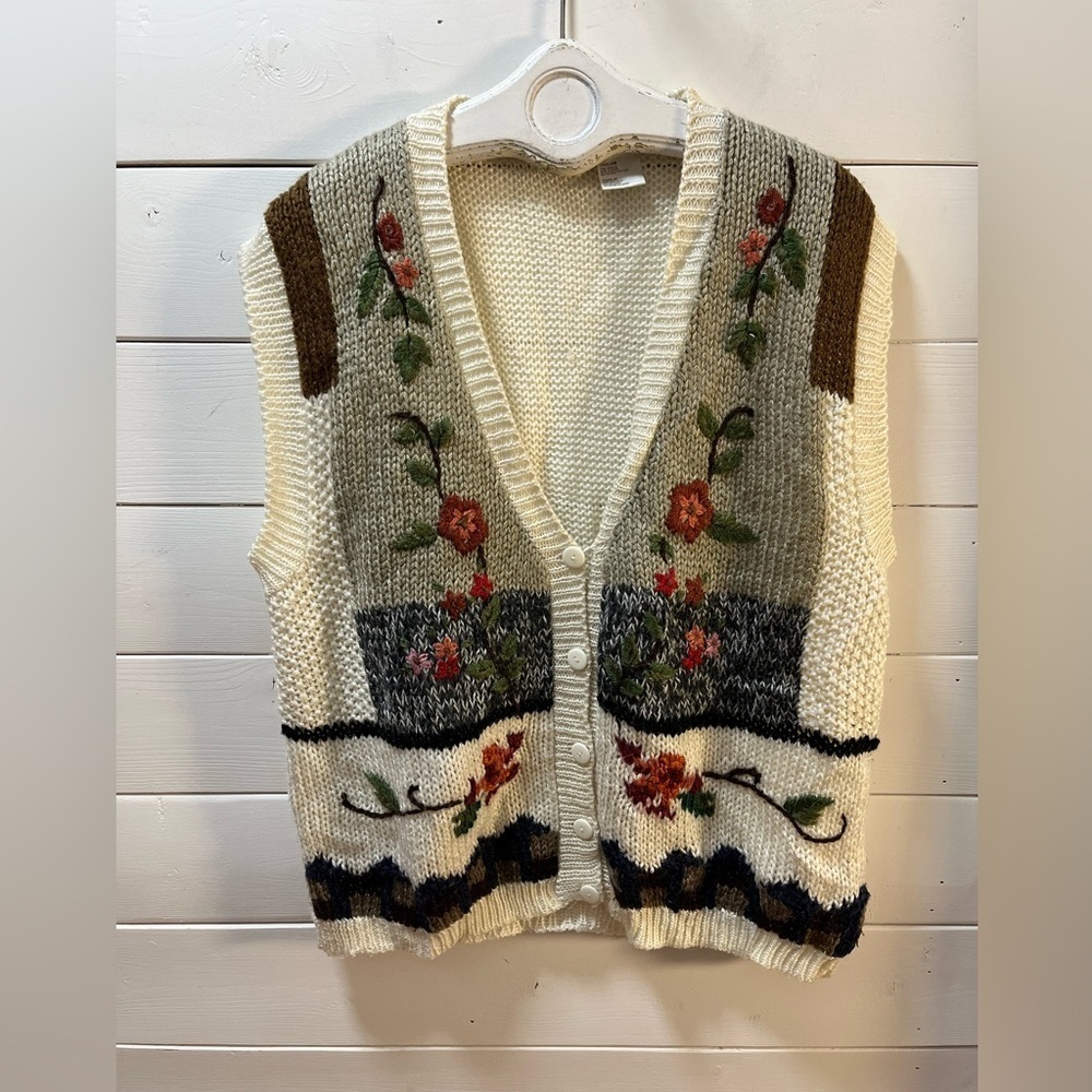 HAND-KNITTED FLORAL VEST – SIZE 24W (VINTAGE) - Picture 2 of 8